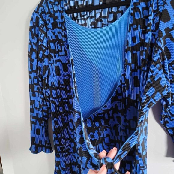 Tanjay Royal blue and black accordion style blouse. - Picture 4 of 10